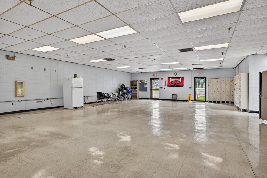 More Photos Of 310 Pennington Dr, Paris Manufacturing For Sale