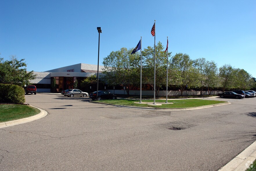 More Photos Of 23227 Commerce Dr, Farmington Warehouse For Lease