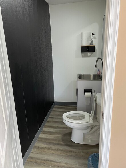 More Photos Of 247 Jersey Ave, Virginia Beach Office For Lease