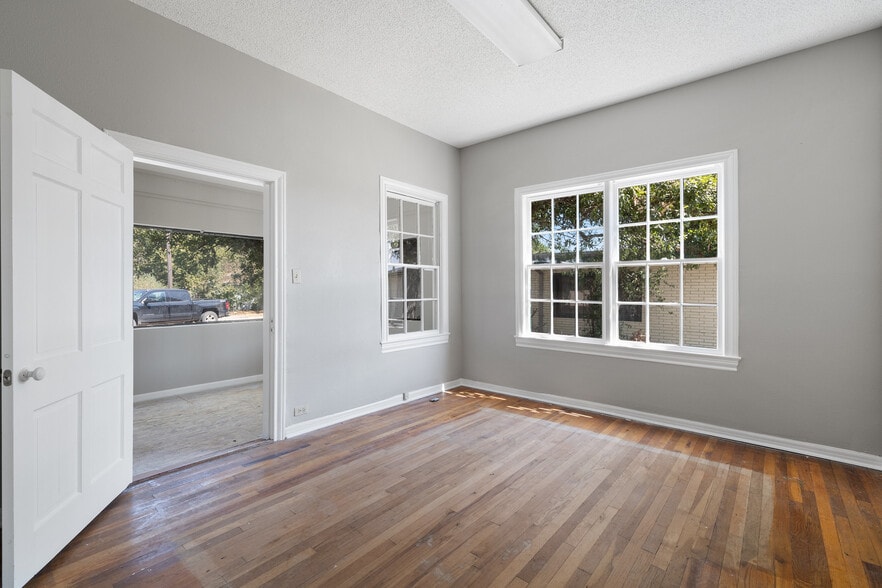 More Photos Of 620 N Main St, Taylor Storefront Retail Office For Sale