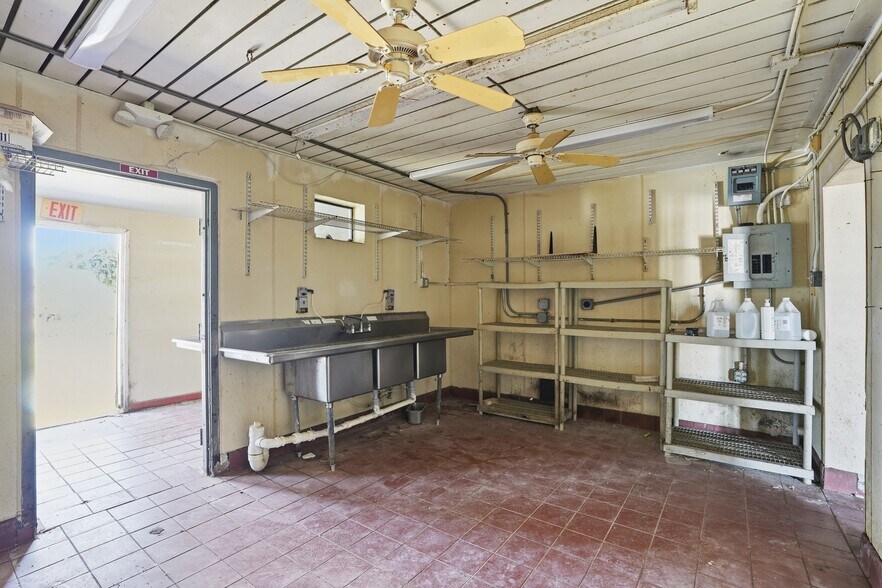 More Photos Of 16541 San Carlos Blvd, Fort Myers Restaurant For Sale