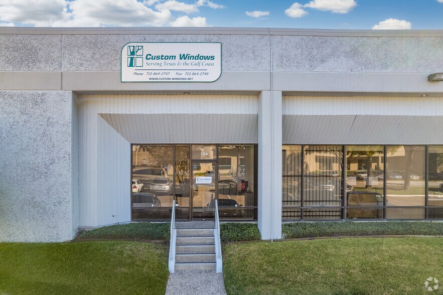 More Photos Of 1291 N Post Oak Rd, Houston Light Distribution For Lease