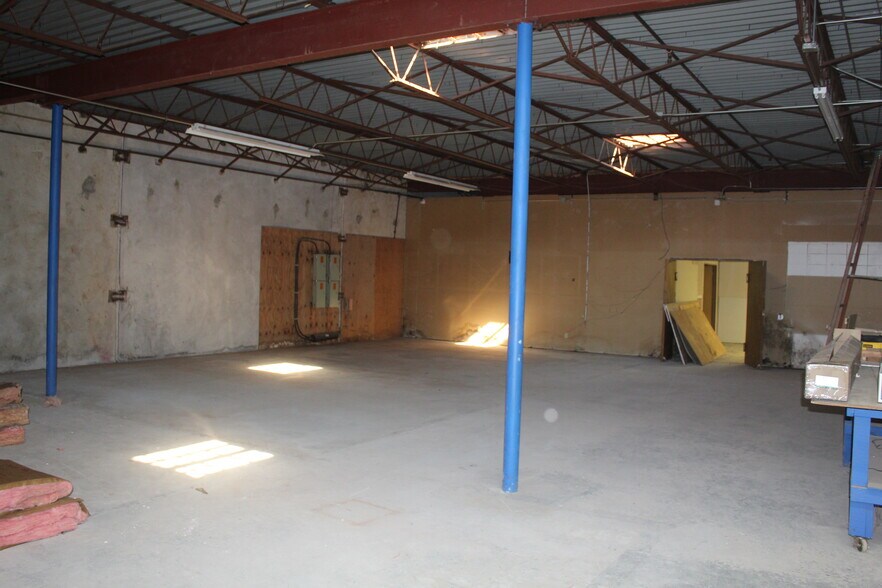 More Photos Of 1421 34th St, Woodward Service For Sale