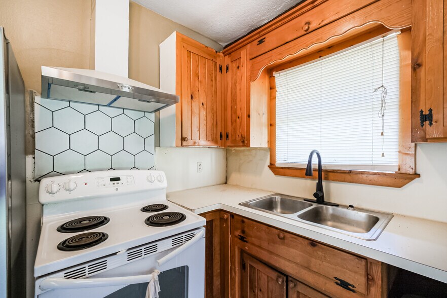 More Photos Of 17857 State Highway 36 S, Somerville Freestanding For Sale