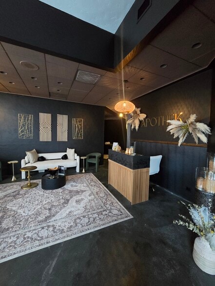 More Photos Of 511 E Balboa Blvd, Newport Beach Storefront Retail Residential For Lease