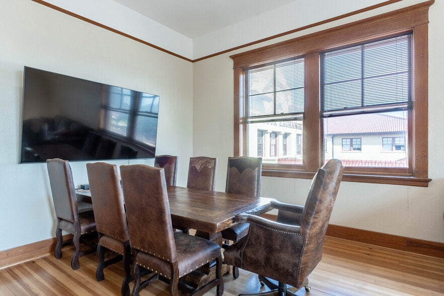 More Photos Of 131 E Exchange Ave, Fort Worth Office Residential For Lease