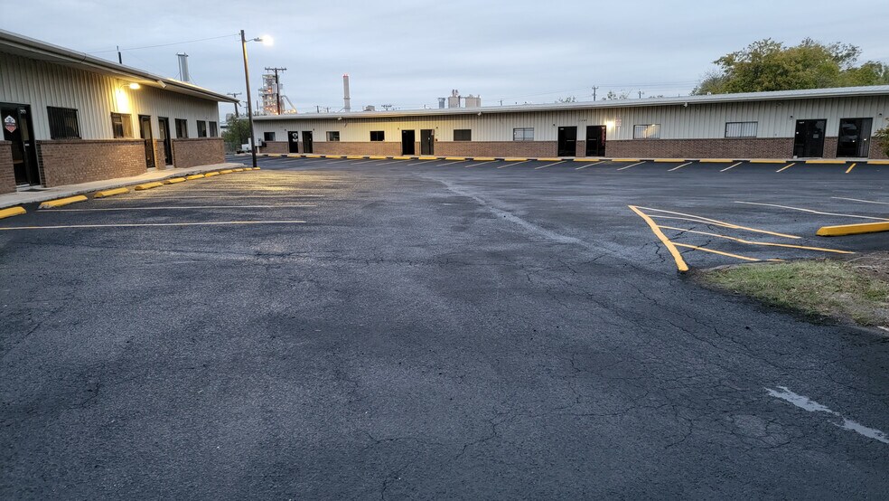 More Photos Of 11549 Old Perrin Beitel Rd, San Antonio Light Manufacturing For Lease