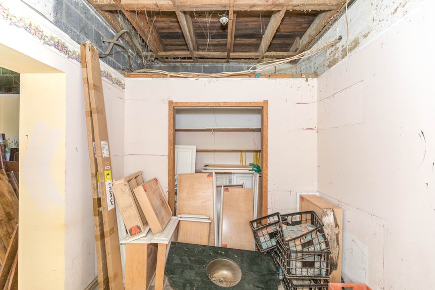 More Photos Of 1340 W Main St, Wytheville Loft Creative Space For Sale