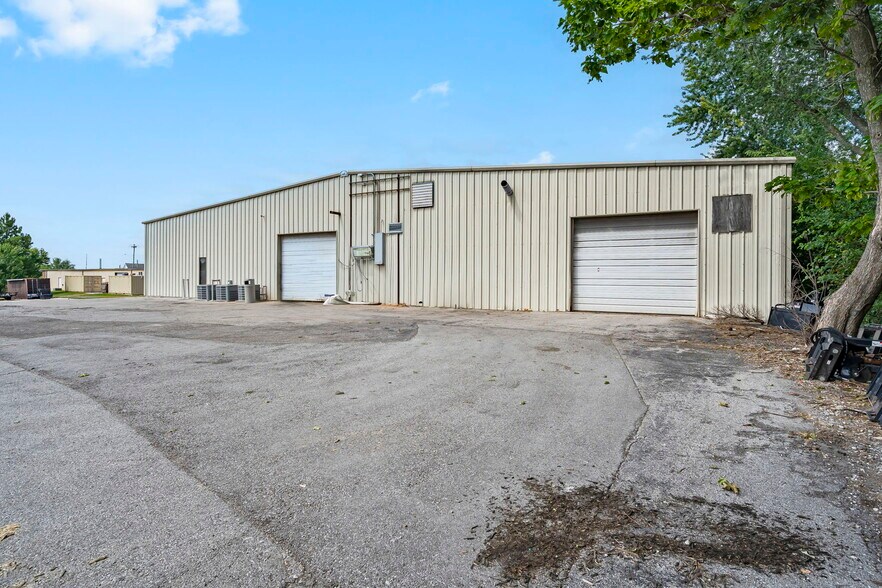 More Photos Of 5410 S Daniel St, Battlefield Manufacturing For Sale