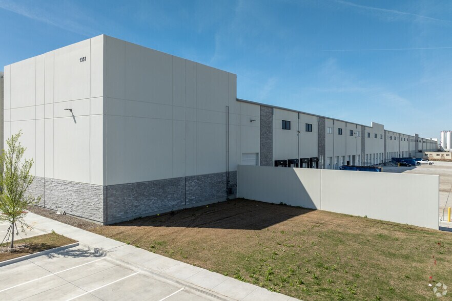 More Photos Of 1351 Corporate Xing, Rockwall Distribution For Lease