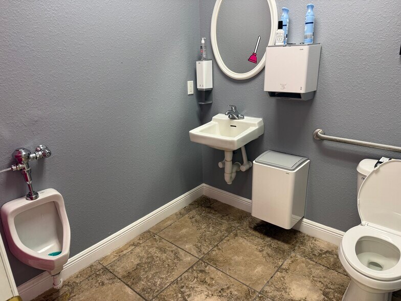 More Photos Of 6381 Corporate Park Cir, Fort Myers Research And Development For Lease