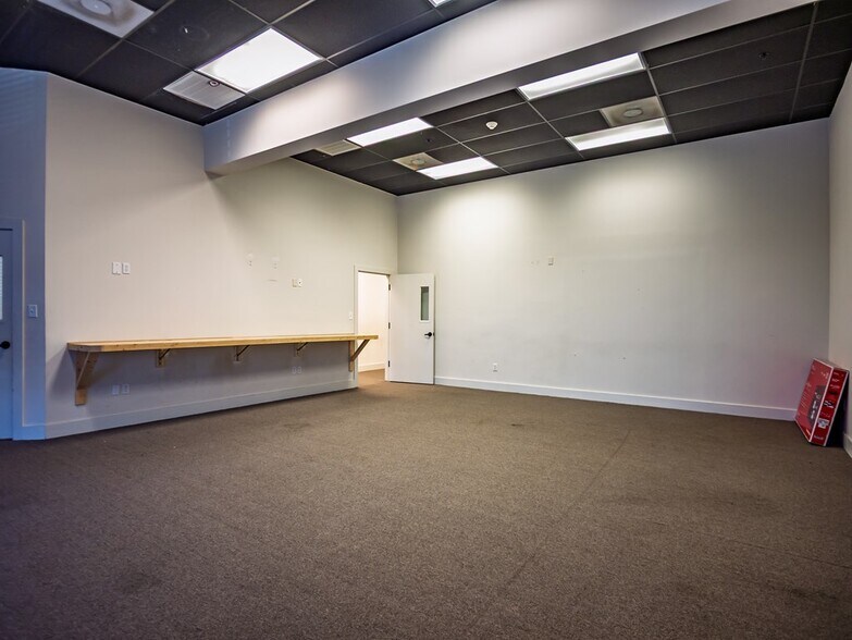 More Photos Of 304 Heritage Dr, Oxford General Retail For Sale