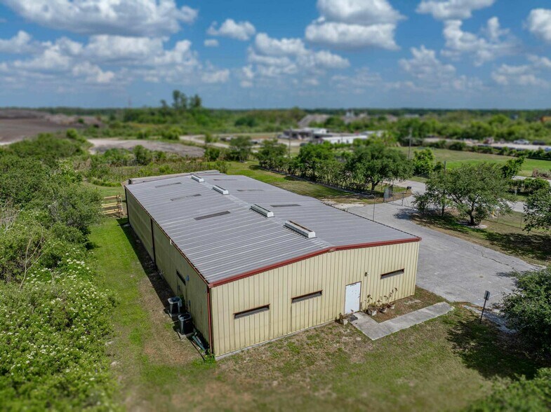 More Photos Of 2404 Longhorn Ave, Lakeland Manufacturing For Sale