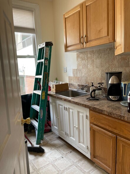 More Photos Of 406 5th St NW, Washington Office For Lease