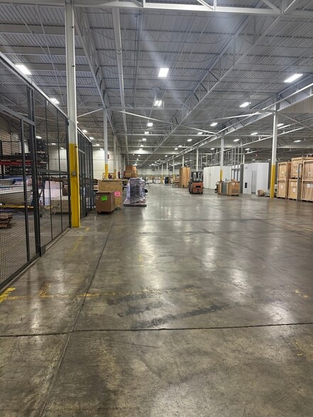 More Photos Of 2401 S Gulley Rd, Dearborn Distribution For Lease