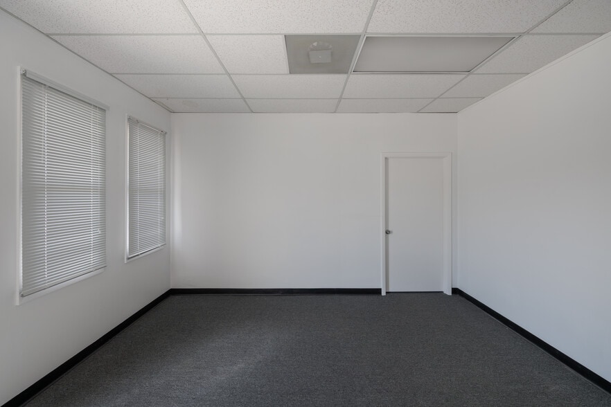 More Photos Of 6593 Powers Ave, Jacksonville Warehouse For Lease