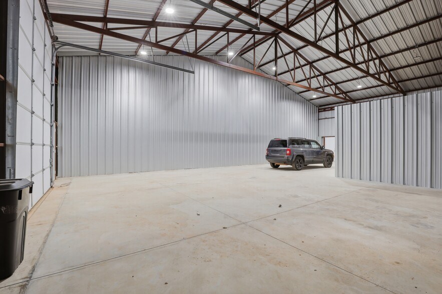 More Photos Of 15401 S Peebly Rd, Newalla Warehouse For Lease