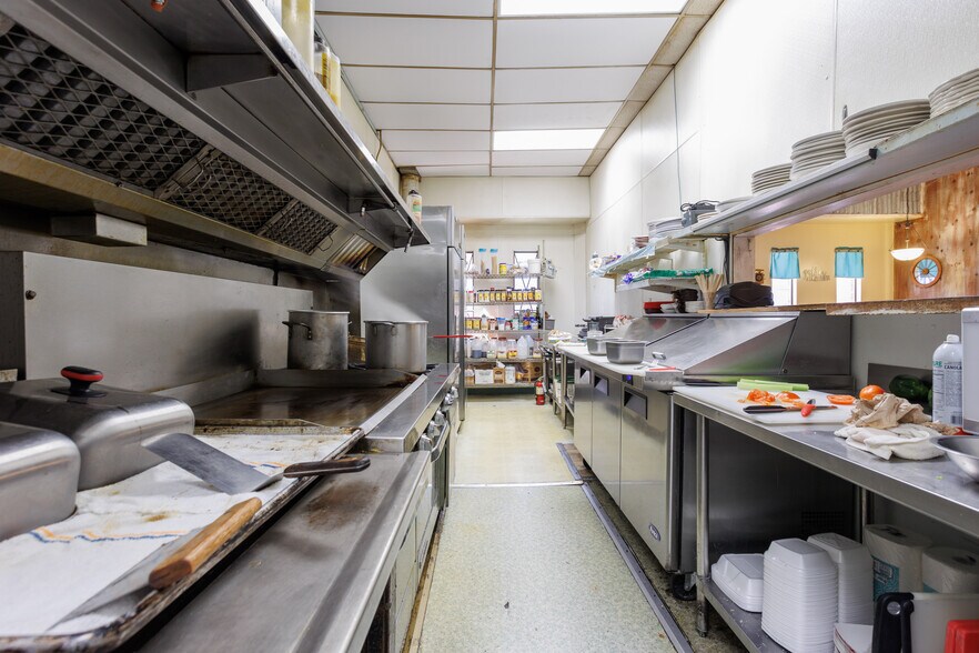 More Photos Of 149 E Main St, Hermiston Bar For Lease