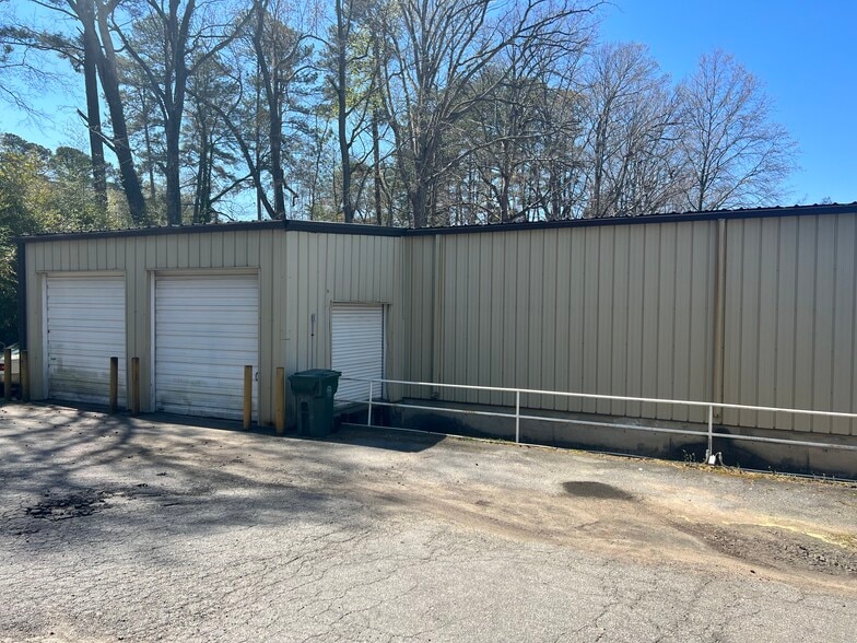More Photos Of 413 W Chatham St, Cary Flex For Lease
