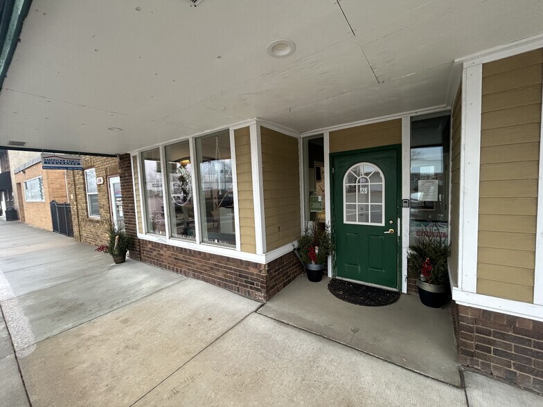 More Photos Of 126 Main St N, Lonsdale Storefront For Lease