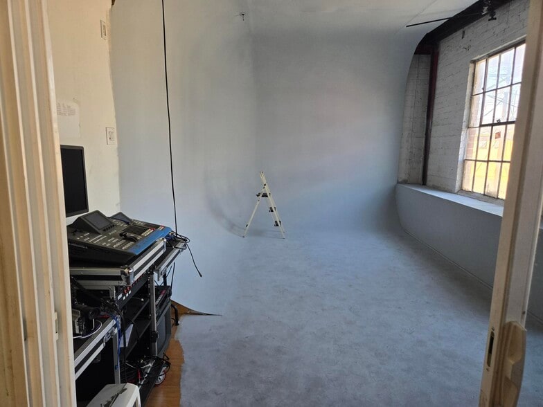 More Photos Of 714 Ducommun St, Los Angeles Manufacturing For Sale