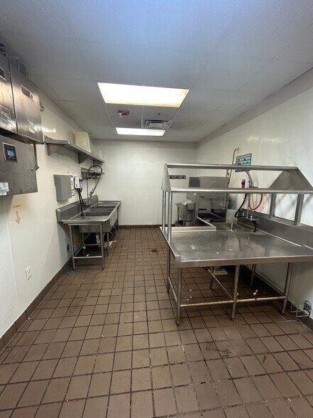 More Photos Of 835 Coleman Blvd, Mount Pleasant General Retail For Lease