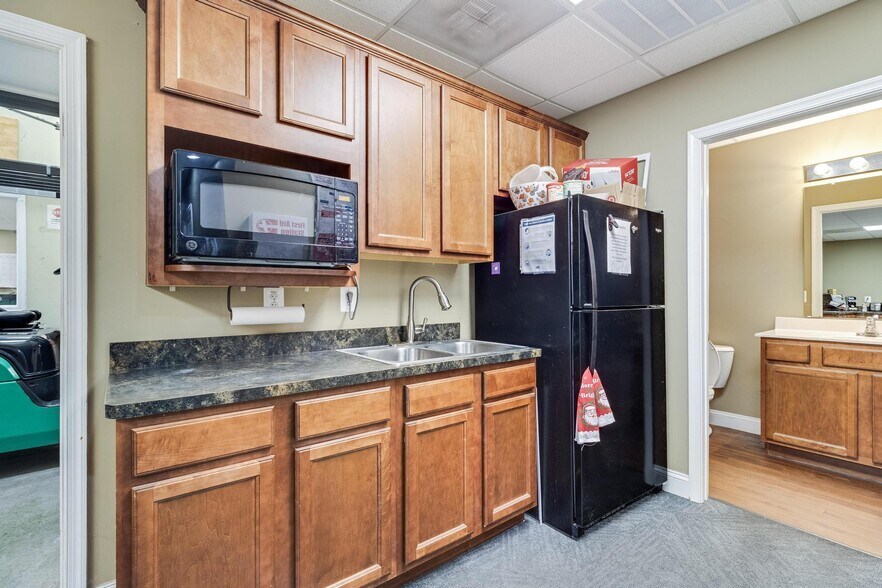 More Photos Of 28275 Three Notch Rd, Mechanicsville Warehouse For Lease