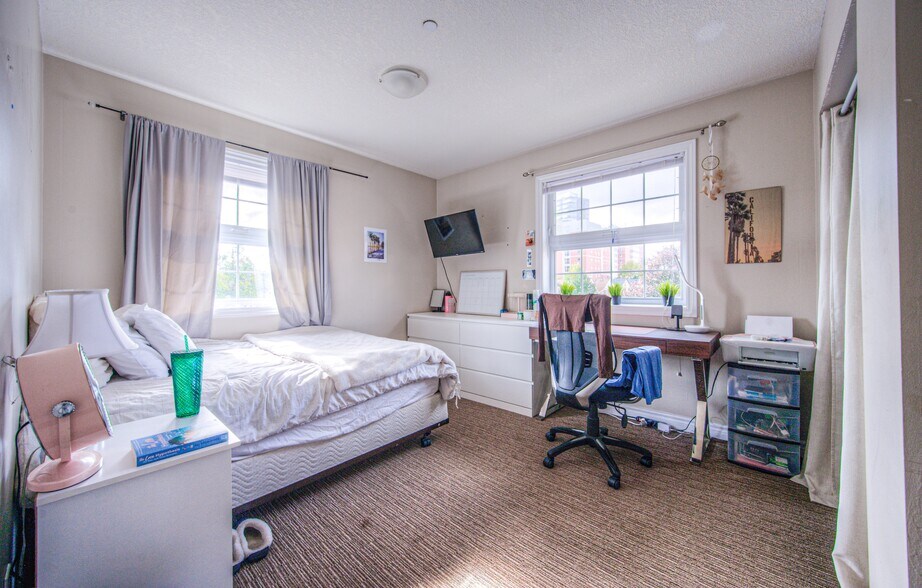 More Photos Of 172 Regina St N, Waterloo Apartments For Sale