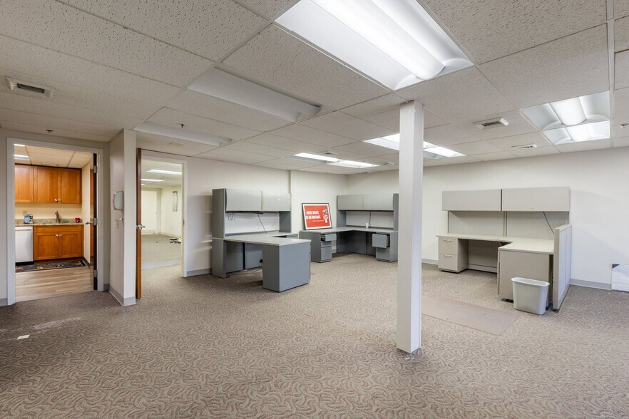 More Photos Of 19-25 Main St, Hartford Office Residential For Sale