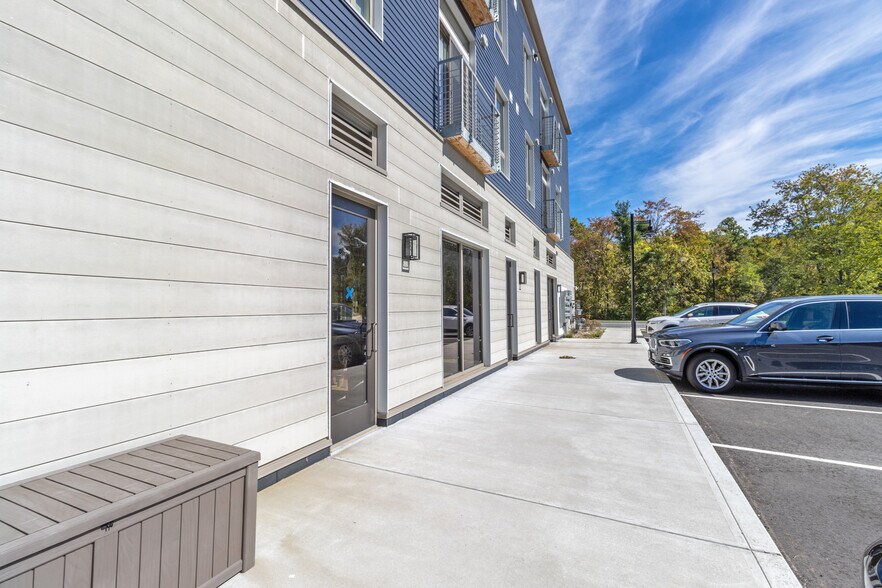 More Photos Of 11 Edgewater Cir, East Hampton Office For Lease