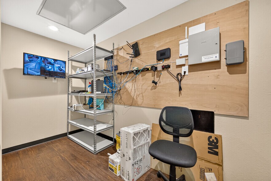 More Photos Of 214 N Loop 336 E, Conroe Office For Sale