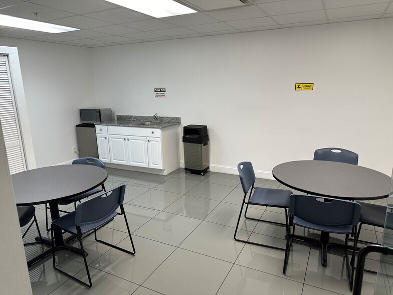 More Photos Of 1000 W Pembroke Rd, Hallandale Beach Self Storage For Lease