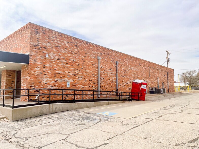 More Photos Of 711 E 3rd St, Big Spring Office For Lease