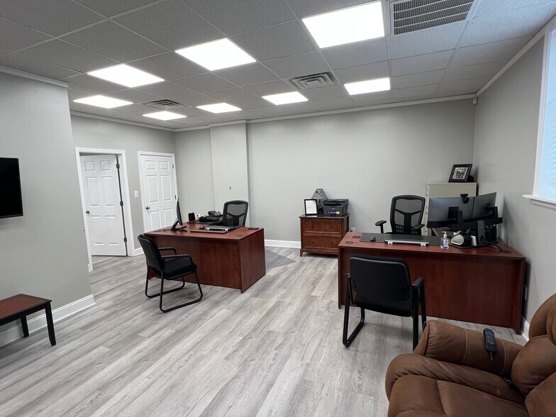 More Photos Of 1116 Old Logan Rd, Logan Flex For Lease