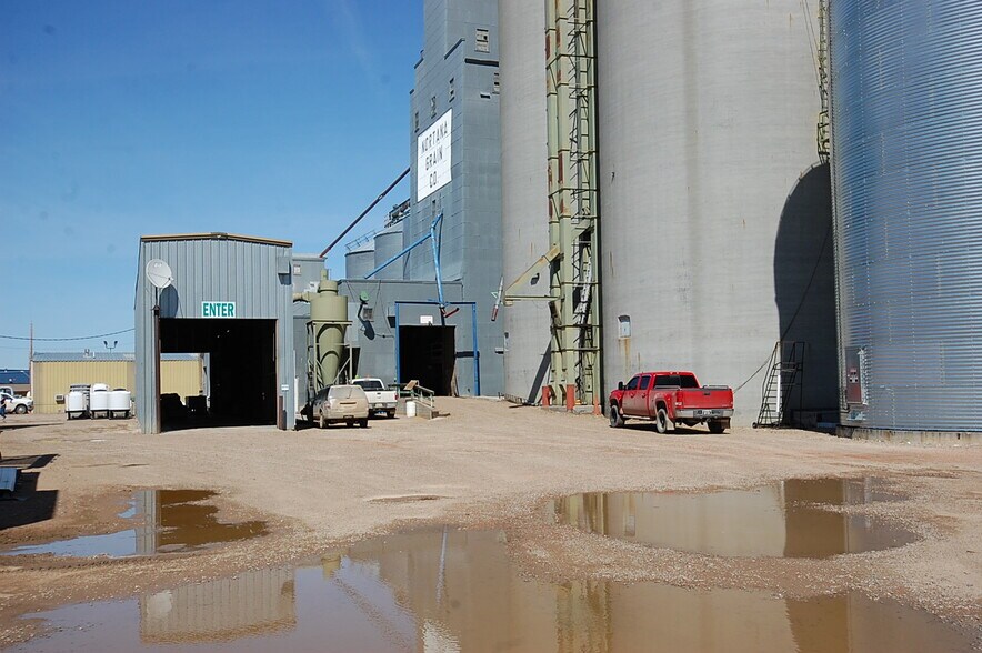 More Photos Of 415 9th Ave NE, Sidney Distribution For Sale