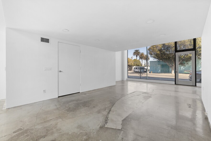 More Photos Of 1501 Main St, Venice Storefront Retail Office For Lease