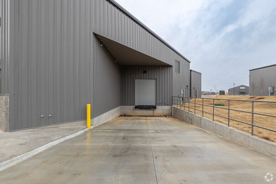 More Photos Of 1707 W Industrial Dr, Rogers Manufacturing For Lease