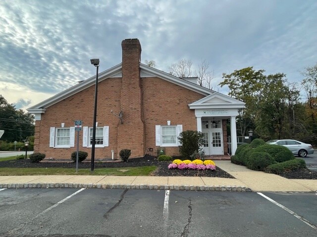 More Photos Of 2100 Oak Tree Rd, Edison Bank For Lease