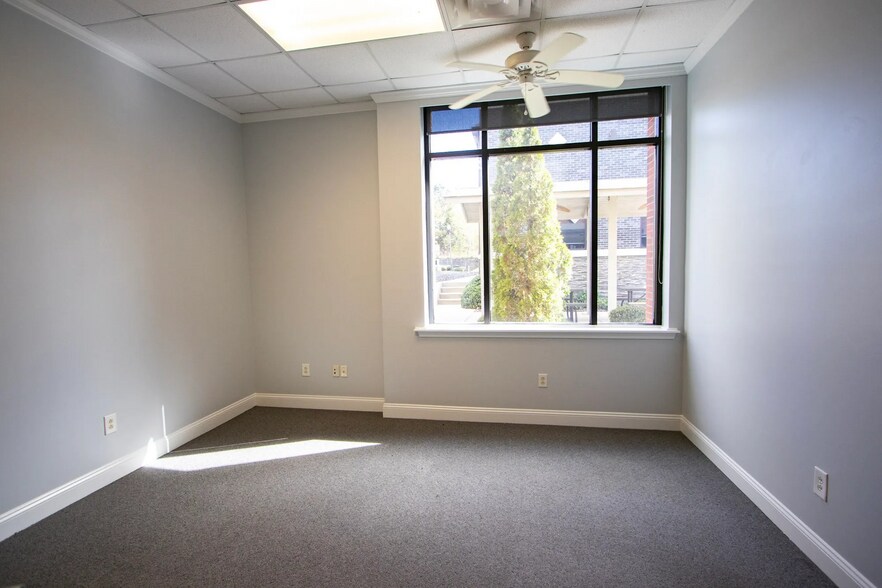 More Photos Of 943-945 E Main St, Lexington Office For Lease