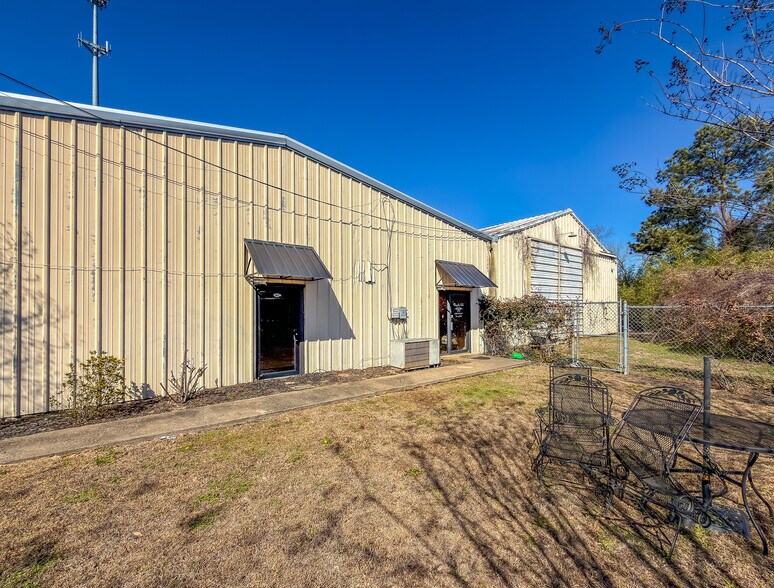 More Photos Of 1204 Dothan Rd, Bainbridge Flex For Lease