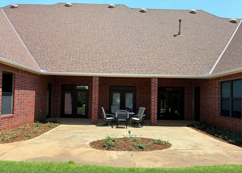 More Photos Of 1425 S Fretz Ave, Edmond Office For Sale