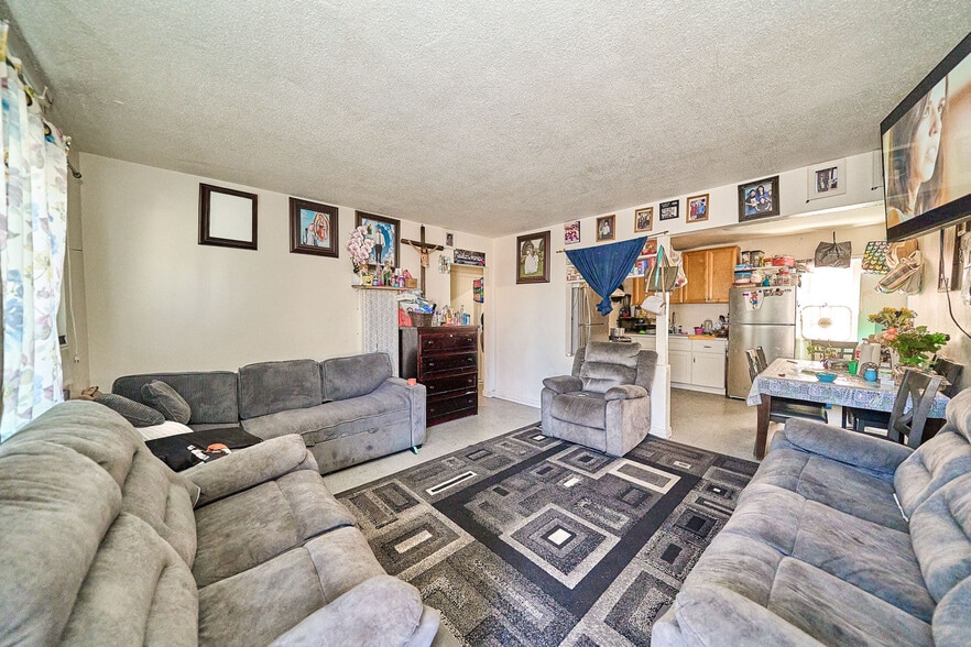 More Photos Of 2001 W Myrtle St, Santa Ana Apartments For Sale