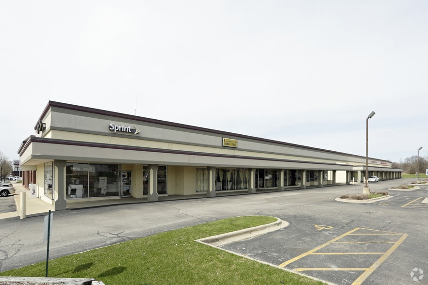 Primary Photo Of 411-457 Standale Plz NW, Grand Rapids Storefront For Lease