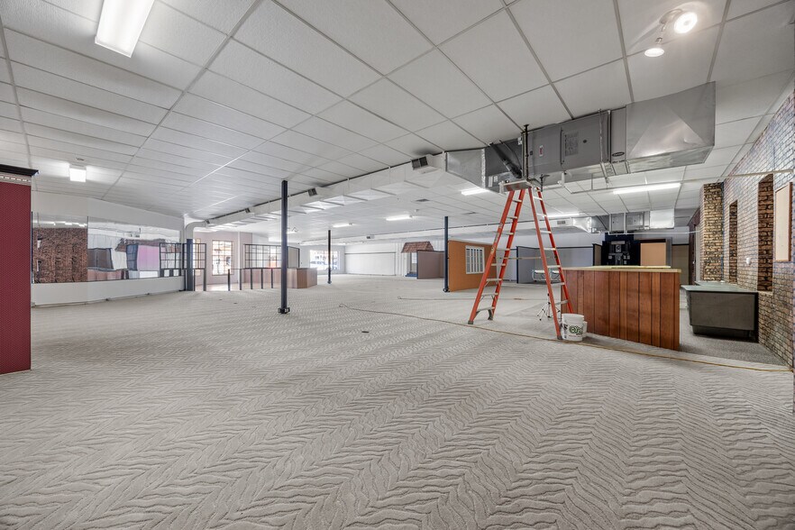 More Photos Of 121 W 5th St, Tipton Showroom For Sale