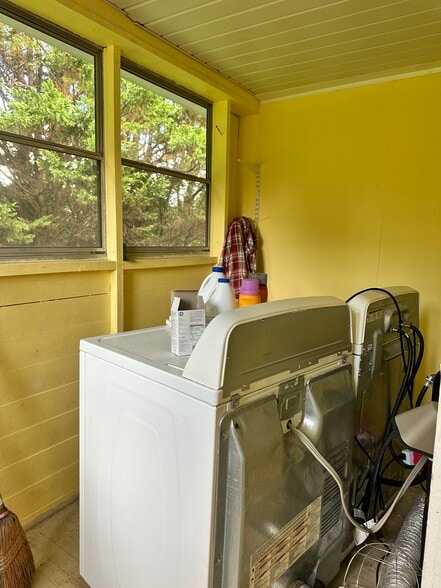 More Photos Of 1048 Klondike Rd, State Road Office For Sale