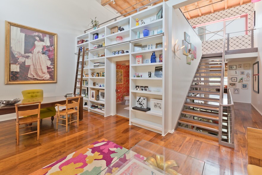 More Photos Of 2100 Abbot Kinney Blvd, Venice Office For Lease