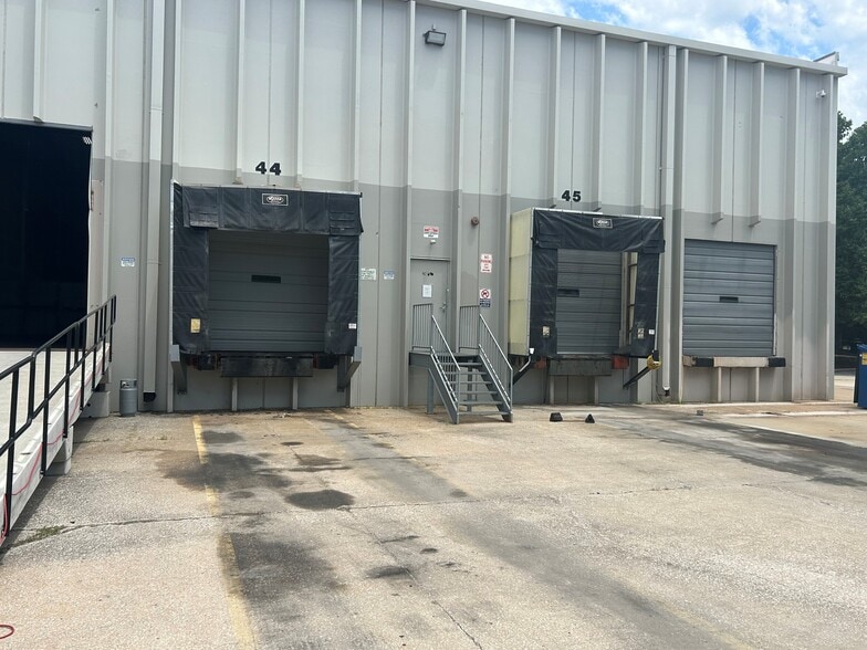 More Photos Of 11401-11445 Moog Dr, Saint Louis Distribution For Lease