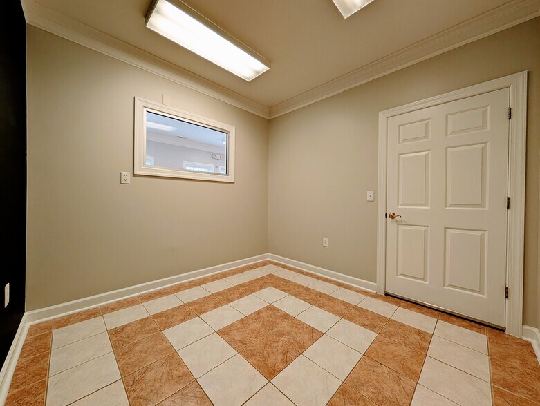 More Photos Of 6511 Creedmoor Rd, Raleigh Office For Lease