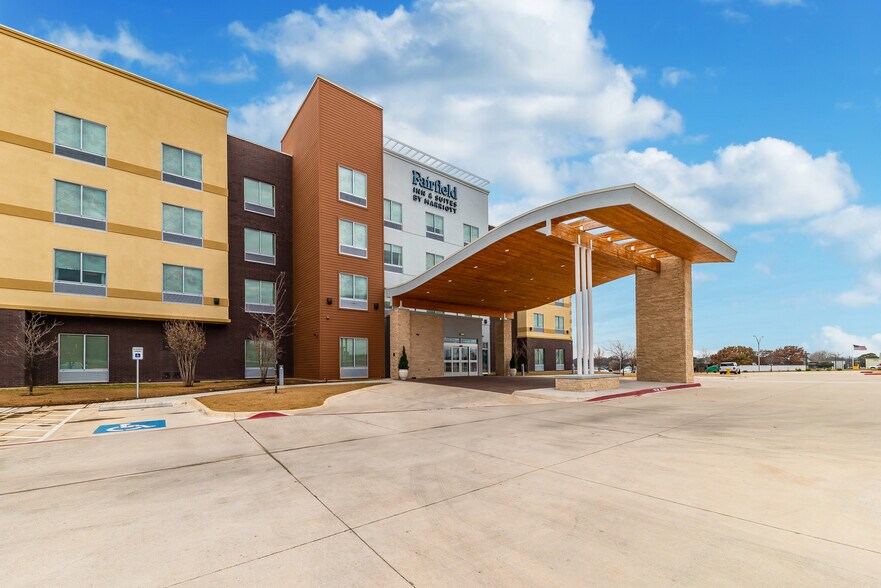 More Photos Of 1300 N Interstate 35, Gainesville Hotel For Sale