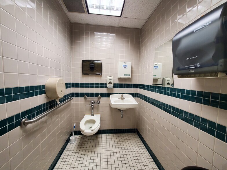 More Photos Of 30-56 Whitestone Expy, Flushing Office For Sale